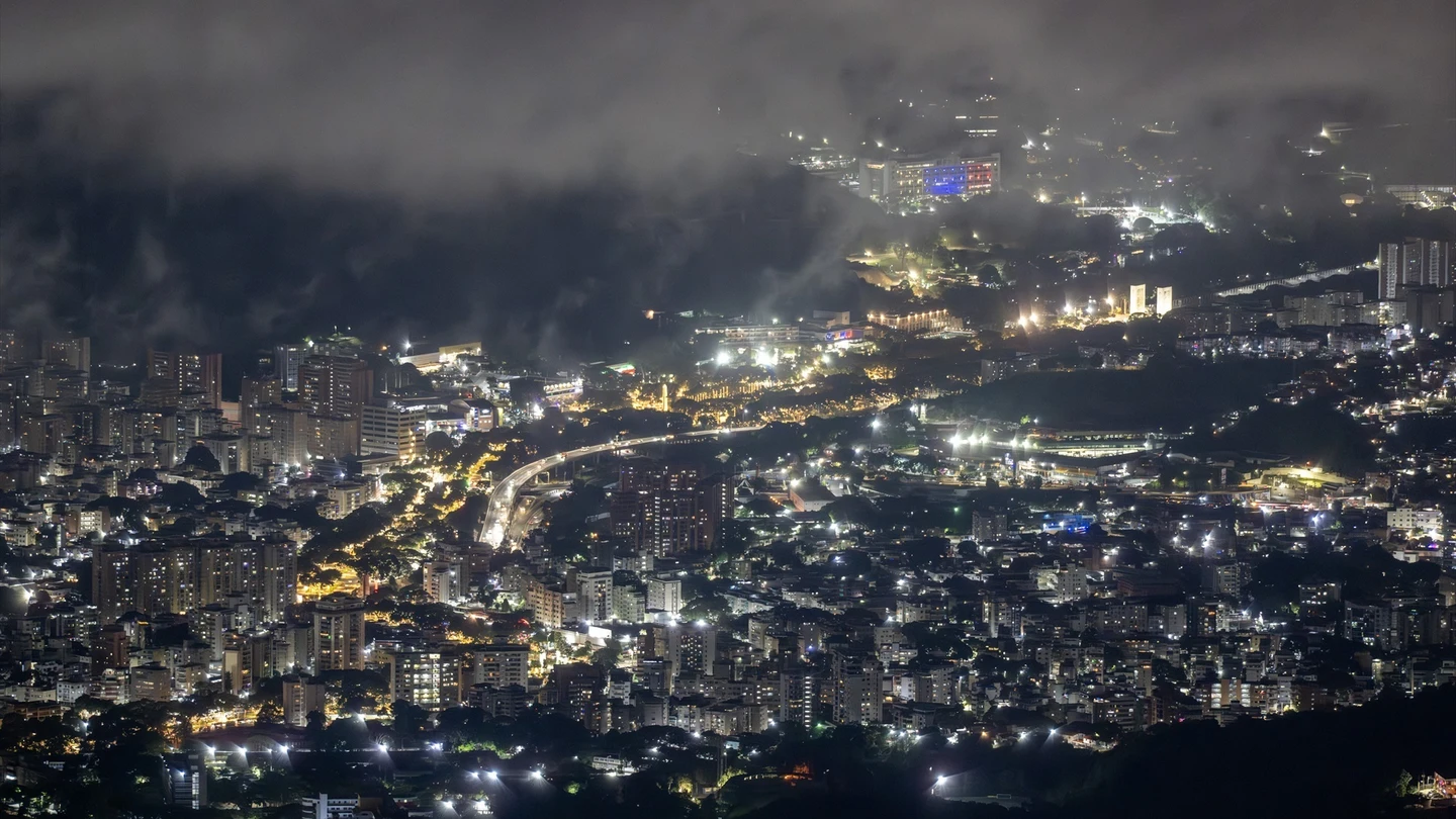 Fuertes detonaciones sacuden Caracas y provocan grandes columnas de humo en medio de las tensiones con EEUU Fuertes detonaciones sacuden Caracas y provocan grandes columnas de humo en medio de las tensiones con EEUU