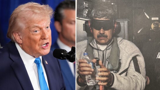 Donald Trump junto a la foto de Maduro capturado. 