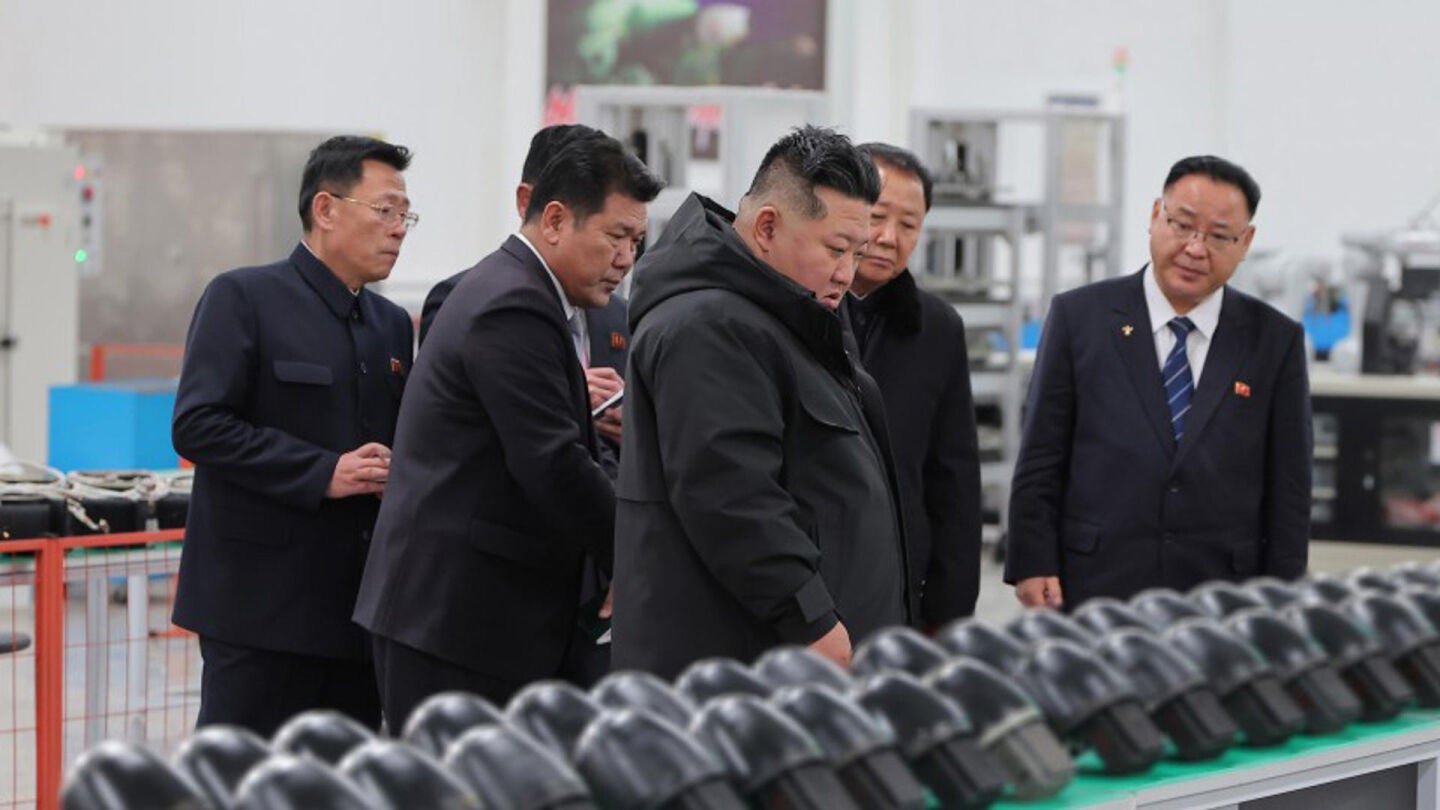 Fotograf&iacute;a cedida por la agencia estatal norcoreana KCNA del l&iacute;der de Corea del Norte, Kim Jong-un, inspeccionando una f&aacute;brica de municiones militares en Corea del Norte
