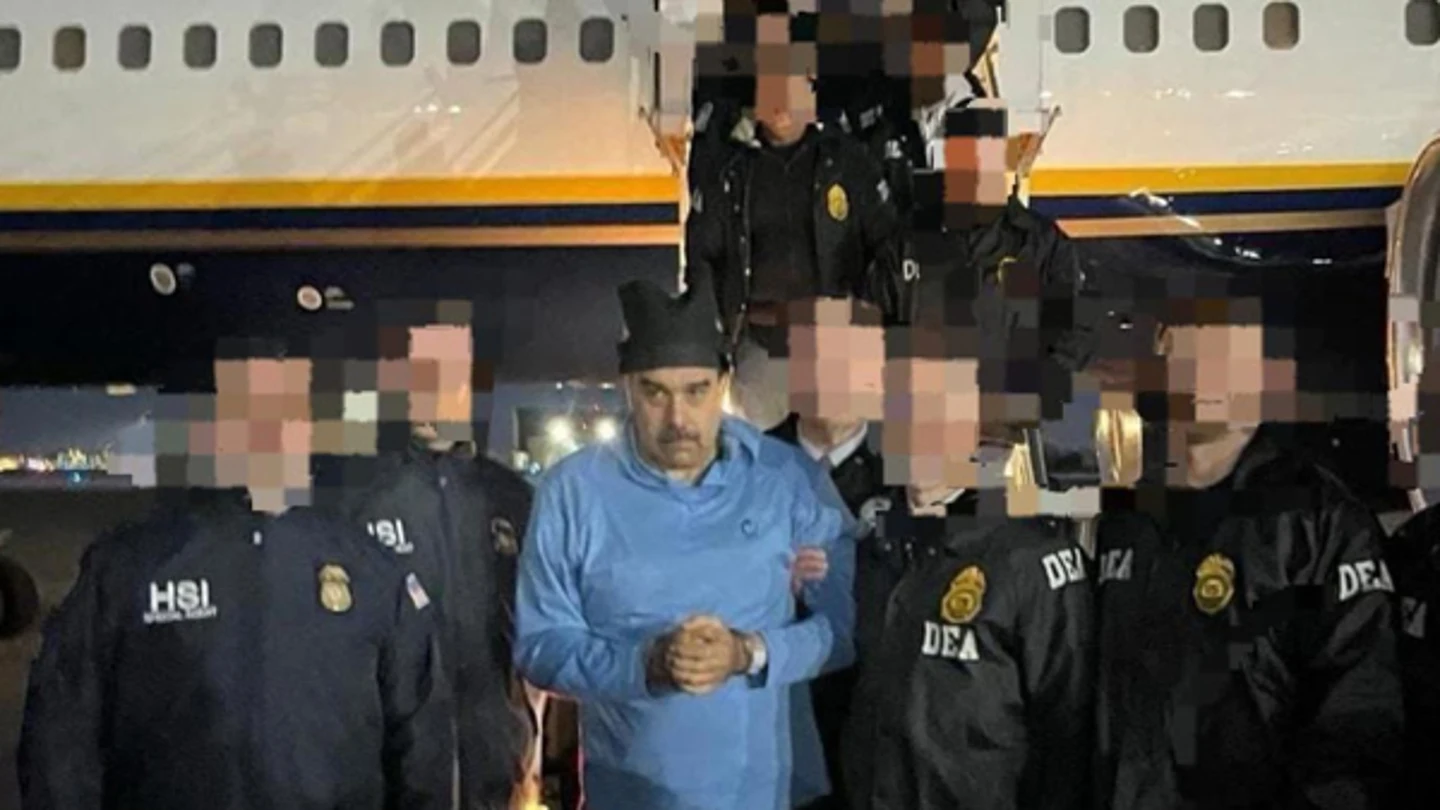 Fotografía que muestra al presidente de Venezuela, Nicolás Maduro (c), escoltado por agentes de la Administración para el Control de Drogas (DEA), Fotografía que muestra al presidente de Venezuela, Nicolás Maduro (c), escoltado por agentes de la Administración para el Control de Drogas (DEA),