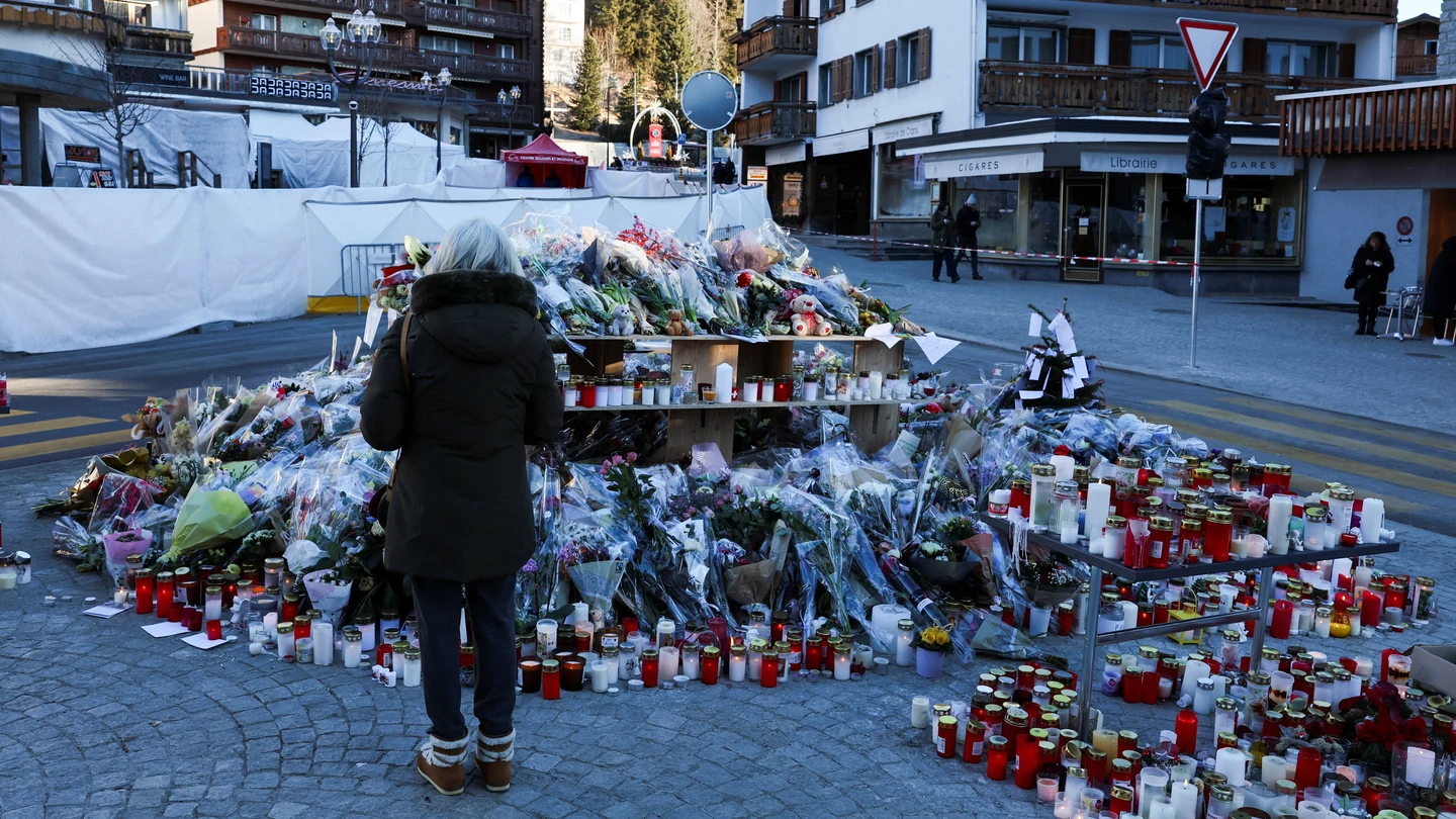 Una mujer frente al homenaje de la ciudadanía a los muertos en el incendio de Crans-Montana, Suiza. Una mujer frente al homenaje de la ciudadanía a los muertos en el incendio de Crans-Montana, Suiza.