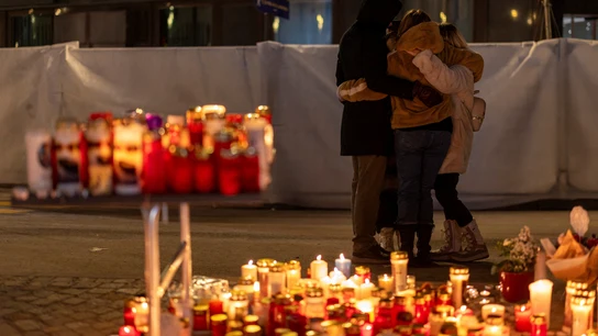 Familiares y ciudadanos acuden a un altar en honor a los fallecidos y heridos por el incendio y la explosión de la fiesta de Nochevieja en el bar "Le Constellation" en Crans-Montana. Familiares y ciudadanos acuden a un altar en honor a los fallecidos y heridos por el incendio y la explosión de la fiesta de Nochevieja en el bar "Le Constellation" en Crans-Montana.