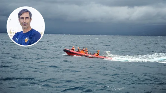 Fernando Martín, entrenador del Valencia CF Femenino B, hallado muerto tras el naufragio del barco turístico en el que viajaba en Indonesia. Fernando Martín, entrenador del Valencia CF Femenino B, hallado muerto tras el naufragio del barco turístico en el que viajaba en Indonesia.