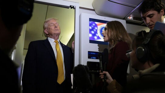  Trump responde a las preguntas de la prensa a bordo del Air Force One