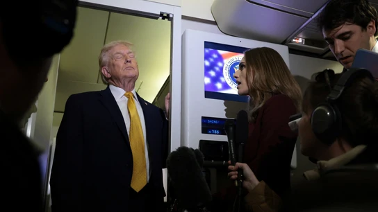 Trump responde a las preguntas de la prensa a bordo del Air Force One Trump responde a las preguntas de la prensa a bordo del Air Force One