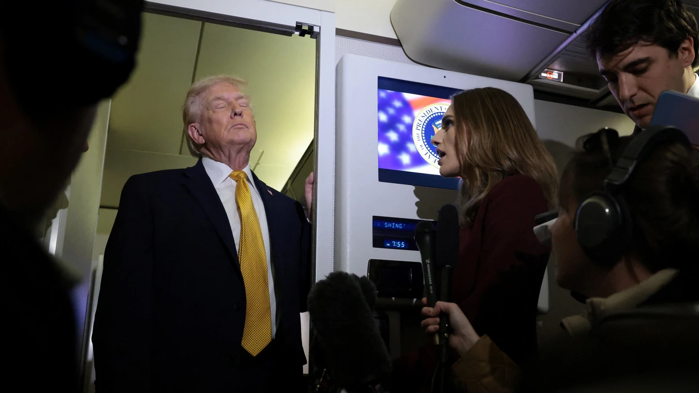 Trump responde a las preguntas de la prensa a bordo del Air Force One Trump responde a las preguntas de la prensa a bordo del Air Force One