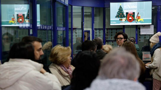 Una administraci&oacute;n de Loter&iacute;as de Valencia vendiendo d&eacute;cimos para el sorteo del Ni&ntilde;o de 2026