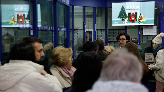Una administración de Loterías de Valencia vendiendo décimos para el sorteo del Niño de 2026 Una administración de Loterías de Valencia vendiendo décimos para el sorteo del Niño de 2026