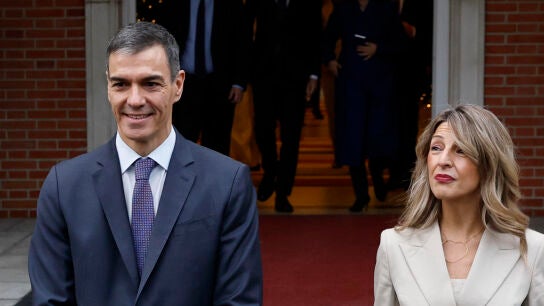 Pedro S&aacute;nchez posa junto a Yolanda D&iacute;az, ministra de Trabajo, en las puertas del Palacio de la Moncloa