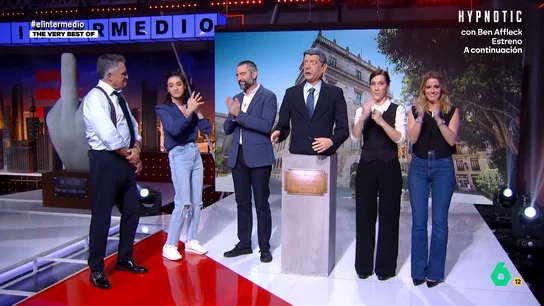 De los "marrones" de Salomé Pradas a las vueltas del parking de Vilaplana: las 'ofrendas' de El Intermedio a Mazón El Intermedio recupera el particular homenaje que El Intermedio quiso hacer al expresident valenciano el día que anunciaba su dimisión. Descubre los obsequios que depositaron en su busto en el vídeo principal.