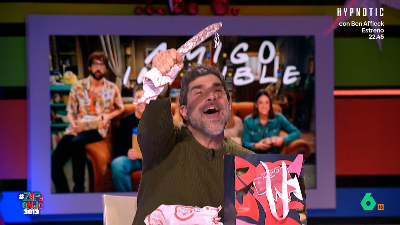 VÍDEO | Nacho García, tras recibir un fuet y un queso como regalo del 'amigo invisible': "Es la mejor Navidad de mi vida"