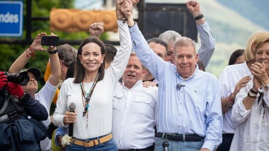 Fotograf&iacute;a de archivo del 30 de julio de 2024 de la l&iacute;der opositora Mar&iacute;a Corina Machado junto al candidato presidencial Edmundo Gonz&aacute;lez Urrutia, durante un acto en Caracas (Venezuela).