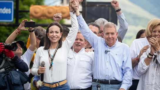 Fotografía de archivo del 30 de julio de 2024 de la líder opositora María Corina Machado junto al candidato presidencial Edmundo González Urrutia, durante un acto en Caracas (Venezuela). Fotografía de archivo del 30 de julio de 2024 de la líder opositora María Corina Machado junto al candidato presidencial Edmundo González Urrutia, durante un acto en Caracas (Venezuela).