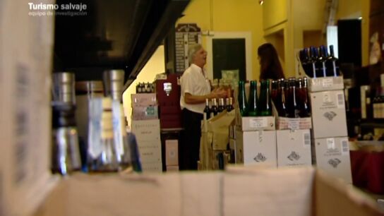 La treta del alcohol en un bar de copas de Benidorm: "Las botellas se parecen, pero no son las mismas"