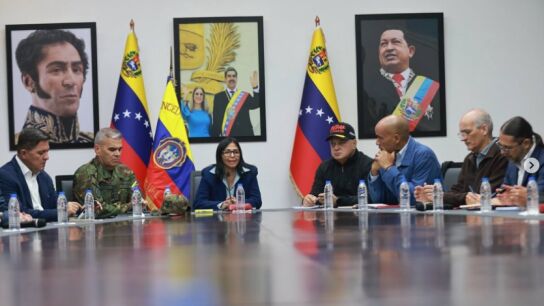 Delcy Rodr&iacute;guez, en el centro de la imagen, env&iacute;a un mensaje a Estados Unidos tras la captura de Nicol&aacute;s Maduro