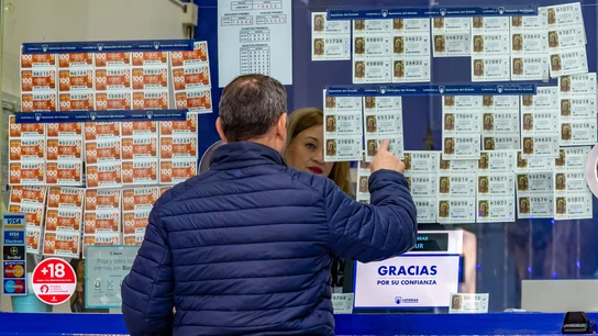 Un hombre, comprando Lotería del Niño de 2026 en una administración de Melilla Un hombre, comprando Lotería del Niño de 2026 en una administración de Melilla