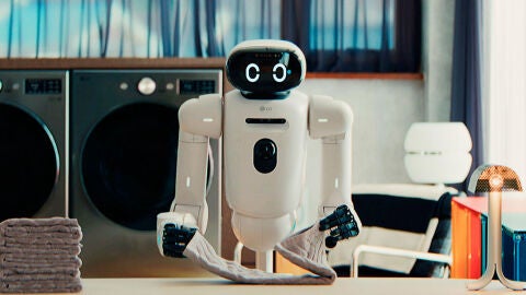 El LG Cloid doblando la ropa