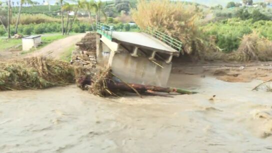 Puente derrumbado en Co&iacute;n.