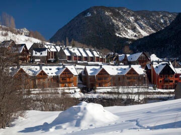 Pueblo con nieve en el Valle de Ar&aacute;n