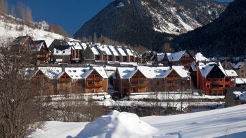 Pueblo con nieve en el Valle de Ar&aacute;n