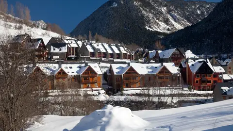 Pueblo con nieve en el Valle de Arán Pueblo con nieve en el Valle de Arán