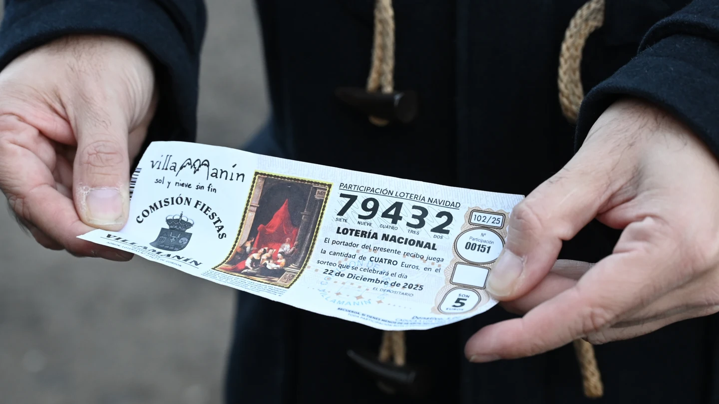 Imagen de archivo de una de las papeletas de lotería premiadas con el Gordo (79.432) en el último Sorteo Extraordinario de Navidad en Villamanín (León) vendidas por la comisión de fiestas de la localidad. Imagen de archivo de una de las papeletas de lotería premiadas con el Gordo (79.432) en el último Sorteo Extraordinario de Navidad en Villamanín (León) vendidas por la comisión de fiestas de la localidad.