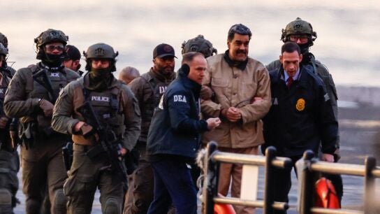 La imagen de Maduro con grilletes a su llegada al tribunal de Nueva York que lo juzgar&aacute;