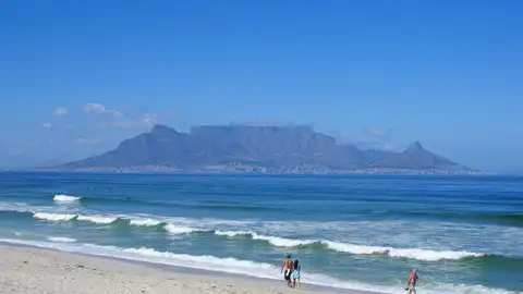 Montaña de la Mesa vista desde la playa Montaña de la Mesa vista desde la playa