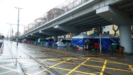 Decenas de personas desalojadas del antiguo instituto B9 de Badalona (Barcelona) acampadas bajo un puente de la carretera C-31