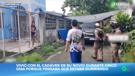 Una joven vive con el cadáver de su novio durante cinco días pensando que estaba dormido Una joven vive con el cadáver de su novio durante cinco días pensando que estaba dormido