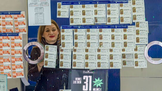 Una administraci&oacute;n de Loter&iacute;a de Melilla vendiendo d&eacute;cimos del sorteo del Ni&ntilde;o de 2026