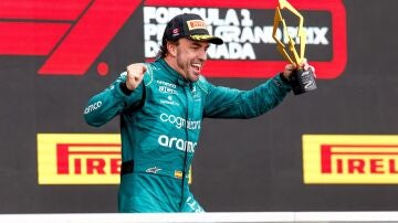 Podio de Alonso con Aston Martin