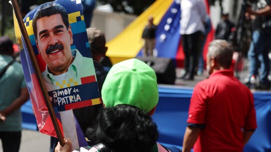 Una simpatizante del oficialismo sostiene un cartel con la imagen del presidente de Venezuela, Nicol&aacute;s Maduro, despu&eacute;s de ser capturado por Estados Unidos en Venezuela