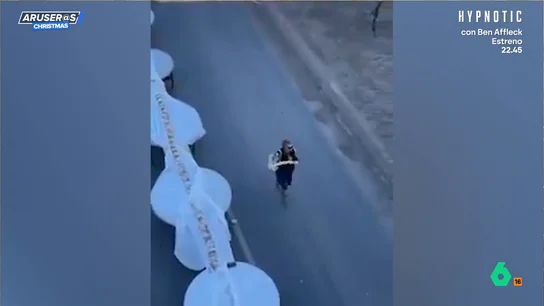 El "ansia" por el roscón de Reyes arruina un récord Guinness: una mujer roba un trozo antes de su medición El "ansia" por el roscón de Reyes arruina un récord Guinness: una mujer roba un trozo antes de su medición