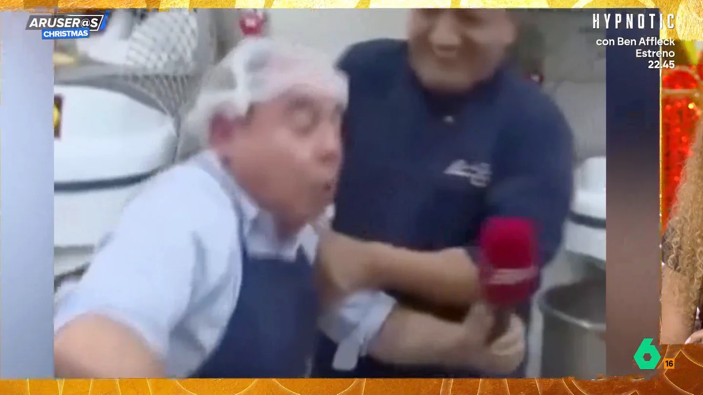 El viral del reportero que se cae bailando salsa gana el 'Arusoros' 2025 en Aruser@s El viral del reportero que se cae bailando salsa gana el 'Arusoros' 2025 en Aruser@s