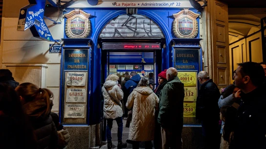 Filas de gente para comprar lotería en una Administración Filas de gente para comprar lotería en una Administración