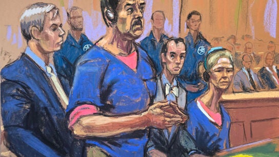 Fotograf&iacute;a de un dibujo realizado por la artista Jane Rosenberg donde aparece el presidente de Venezuela, Nicol&aacute;s Maduro, junto a su esposa, Cilia Flores, compareciendo ante un tribunal federal este lunes, en Nueva York.