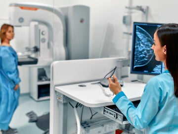 Mujer haci&eacute;ndose una mamograf&iacute;a