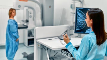 Mujer haci&eacute;ndose una mamograf&iacute;a