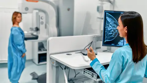 Mujer haciéndose una mamografía Mujer haciéndose una mamografía