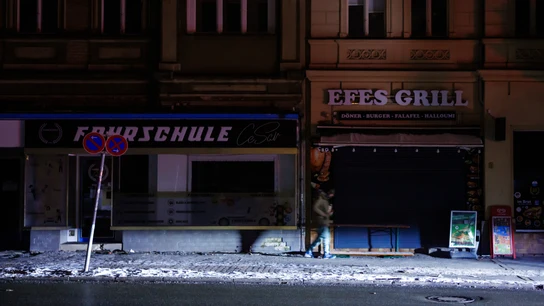 Una persona iluminada por los faros de un coche durante un apagón en Berlín, Alemania. Una persona iluminada por los faros de un coche durante un apagón en Berlín, Alemania.