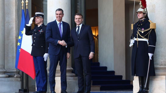 El jefe del Gobierno espa&ntilde;ol, Pedro S&aacute;nchez, fue recibido este martes por el presidente franc&eacute;s, Emmanuel Macron, a su llegada al El&iacute;seo para participar en la reuni&oacute;n de la Coalici&oacute;n de Voluntarios sobre Ucrania.