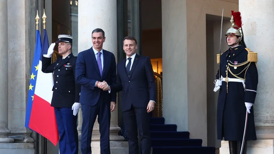 El jefe del Gobierno español, Pedro Sánchez, fue recibido este martes por el presidente francés, Emmanuel Macron, a su llegada al Elíseo para participar en la reunión de la Coalición de Voluntarios sobre Ucrania. El jefe del Gobierno español, Pedro Sánchez, fue recibido este martes por el presidente francés, Emmanuel Macron, a su llegada al Elíseo para participar en la reunión de la Coalición de Voluntarios sobre Ucrania.