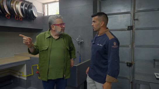 Alberto Chicote alucina con la estrategia de las cinco paellas de 'Cala Queralt' en Batalla de Restaurantes