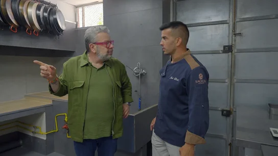 Alberto Chicote alucina con la estrategia de las cinco paellas de 'Cala Queralt' en Batalla de Restaurantes Alberto Chicote alucina con la estrategia de las cinco paellas de 'Cala Queralt' en Batalla de Restaurantes