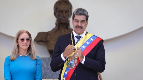 Cilia Flores y Nicol&aacute;s Maduro posan juntos durante un acto oficial