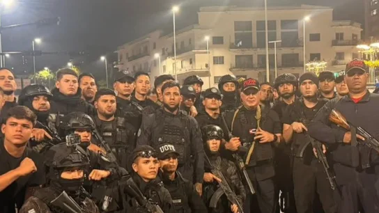 El ministro del Interior, Diosdado Cabello, posa junto a militares y policías. El ministro del Interior, Diosdado Cabello, posa junto a militares y policías.