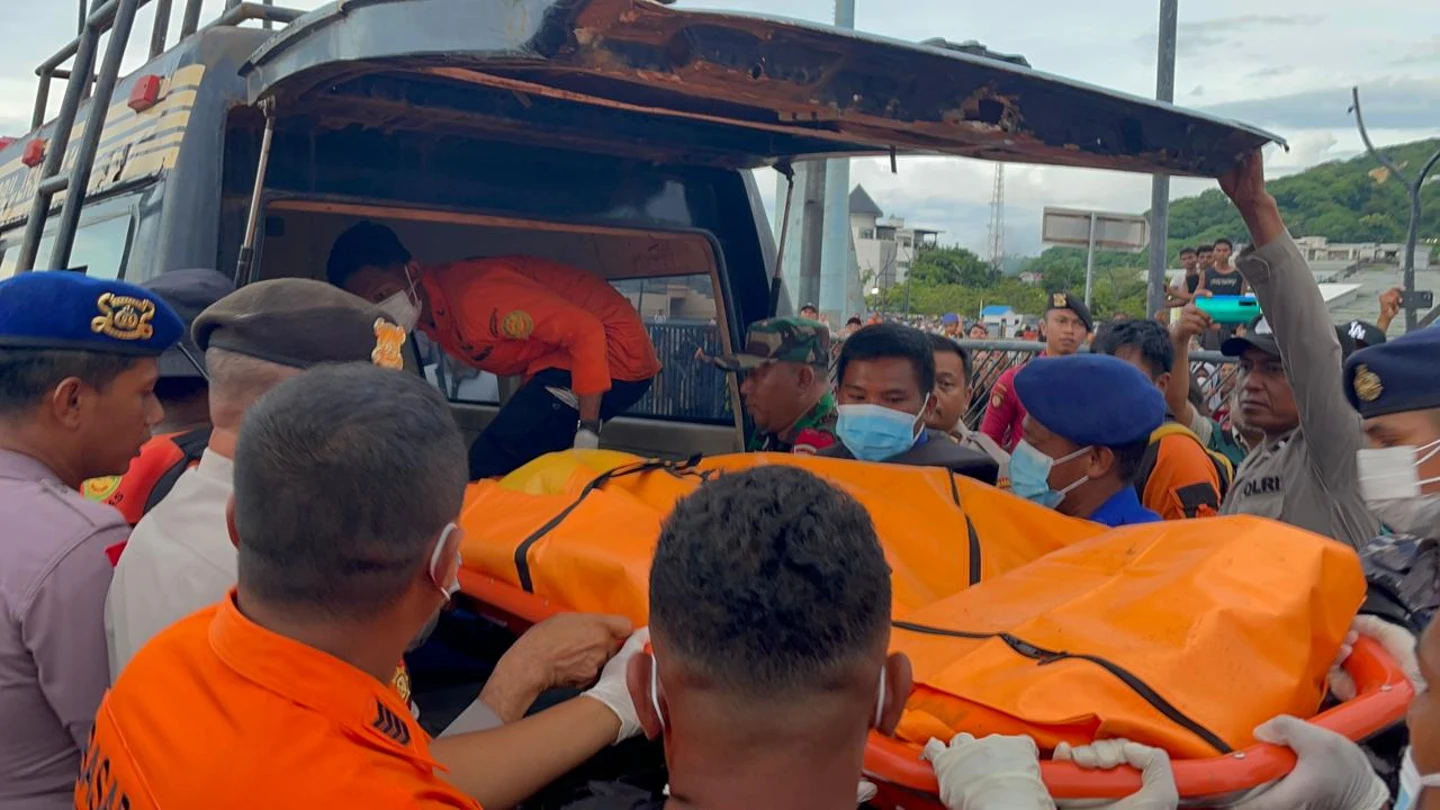 Los equipos de rescate indonesios encontraron este martes un tercer cuerpo sin vida y el casco del barco en el que naufragó Los equipos de rescate indonesios encontraron este martes un tercer cuerpo sin vida y el casco del barco en el que naufragó