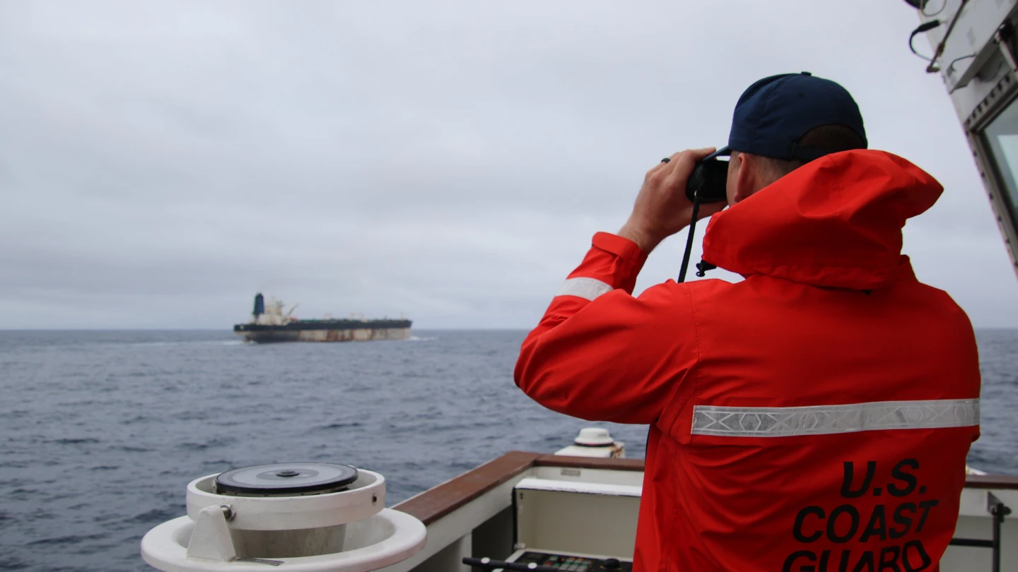 Un miembro de la Guardia Costera de EEUU vigila el Marinera Un miembro de la Guardia Costera de EEUU vigila el Marinera