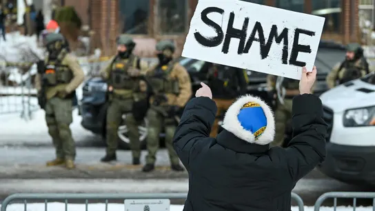 Agentes de la Policía de Minneapolis en la escena donde una mujer fue disparada y asesinada por un agente de Inmigración y Aduanas (ICE) en Minneapolis, Minnesota, EEUU. Agentes de la Policía de Minneapolis en la escena donde una mujer fue disparada y asesinada por un agente de Inmigración y Aduanas (ICE) en Minneapolis, Minnesota, EEUU.